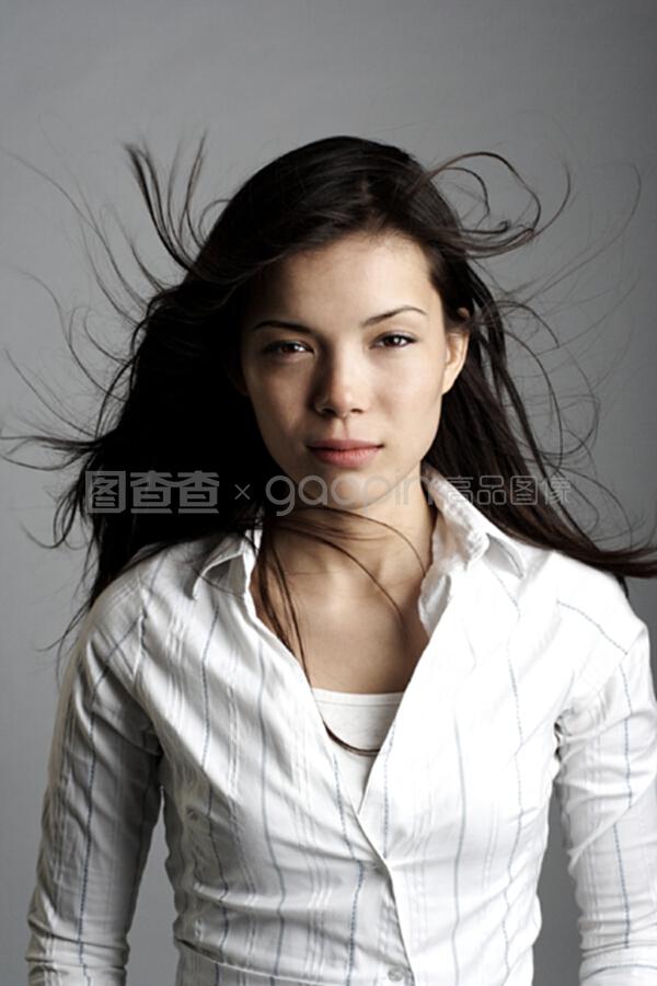 香烟与手铐